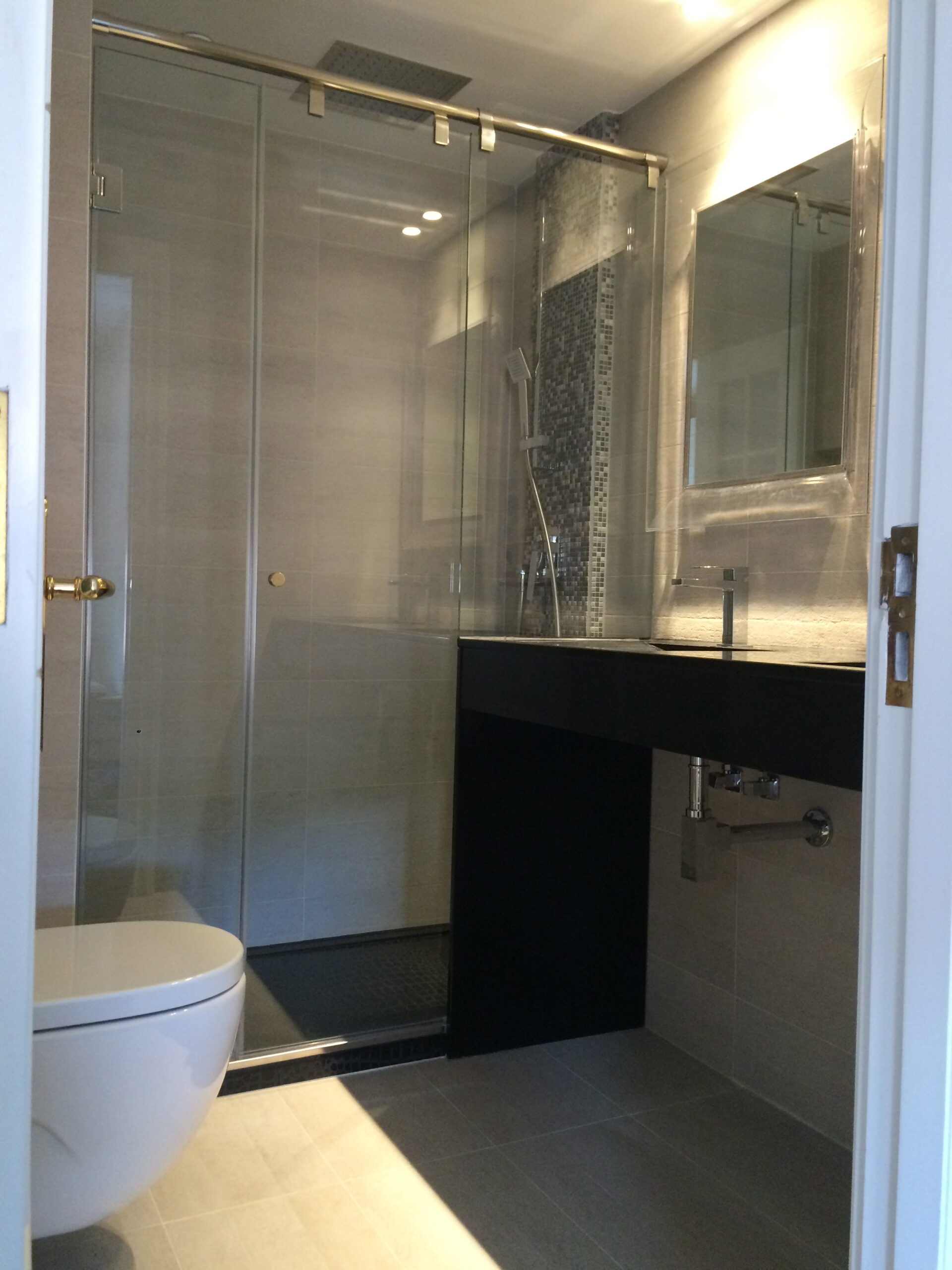 Baño del rosa antiguo al negro actual (después)